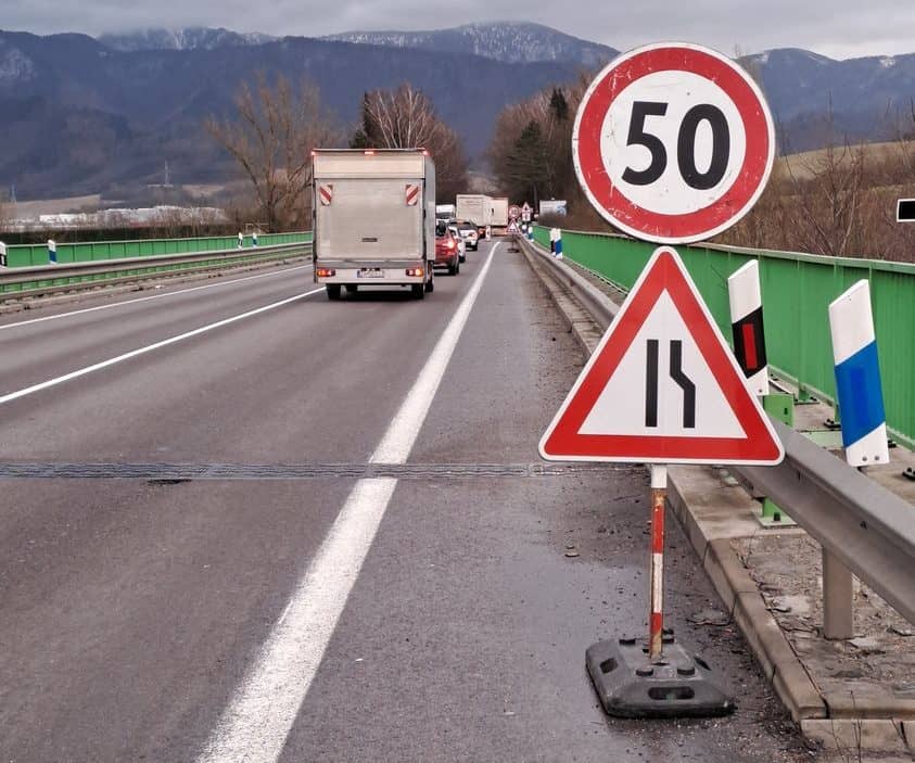 Práce na moste ponad železnicu na ceste I/18 idú podľa plánu
