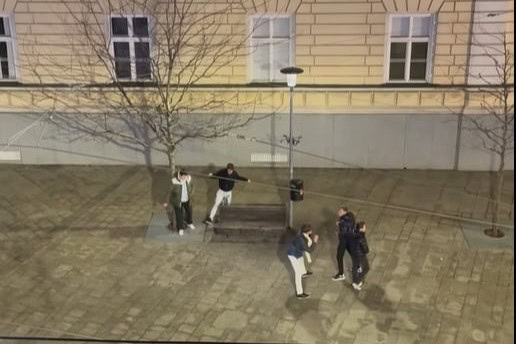 VIDEO Totálna hanba chlapcov! Vulgarizmy, krik a MOČENIE v centre mesta: Ľudia zúria, dokedy TOTO budeme trpieť? Polícia vraj poriadky nerobí