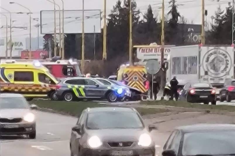 AKTUÁLNE FOTO Hromadná nehoda: Zrazil sa KAMIÓN s viacerými autami! Ranených ratujú SANITKY aj hasiči
