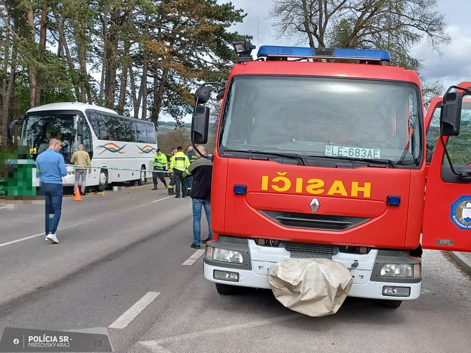 AKTUÁLNE FOTO Po zrážke s autobusom zomrelo už TRETIE mladé DIEVČA! Ďalšie bojuje o život
