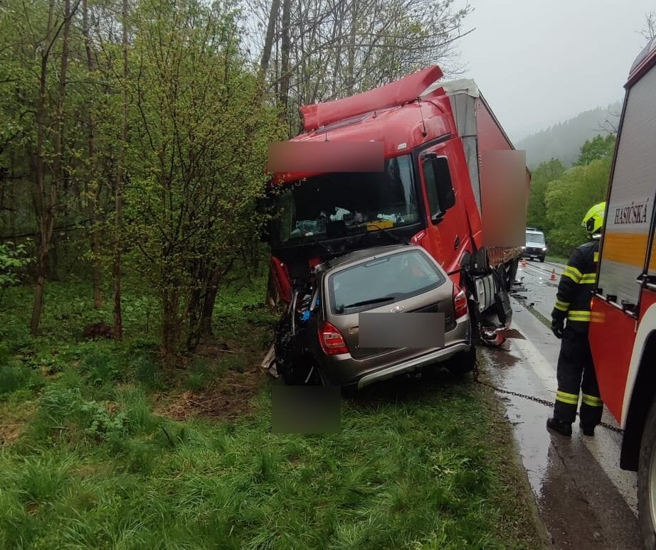 AKTUÁLNE FOTO TRAGICKÁ NEHODA Auto sa zrazilo s KAMIÓNOM: Zakliesnený vodič napokon ZOMREL