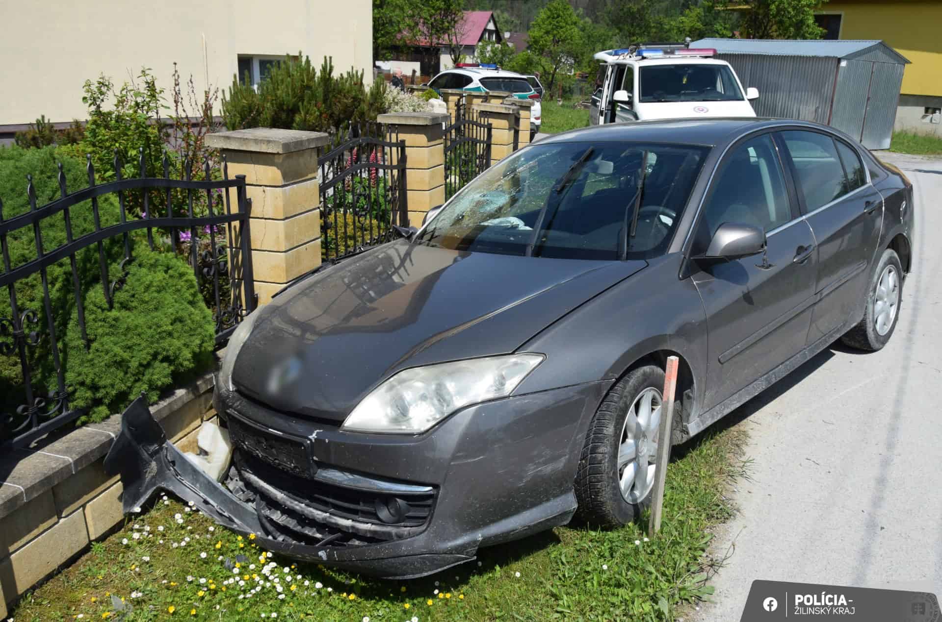 Opitá vodička zaparkovala v plote rodinného domu
