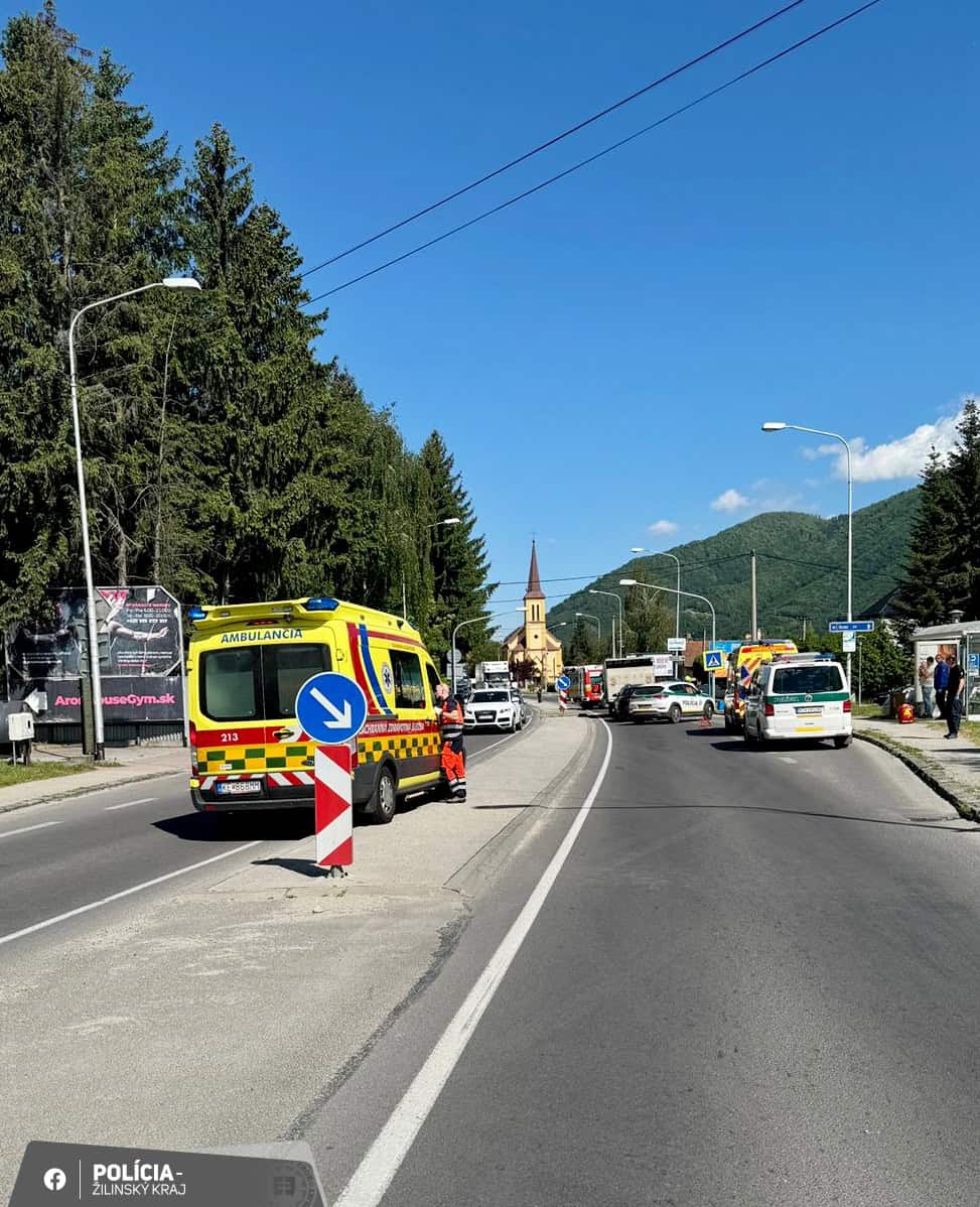 AKTUÁLNE FOTO VÁŽNA NEHODA Hlásia ZRANENÝCH, zasahujú viaceré SANITKY! Doprava je obmedzená, tvoria sa kolóny