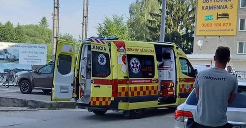 AKTUÁLNE FOTO Pri obchodnom centre HORÍ: Viacerí ľudia sú POPÁLENÍ! Zasahuje aj vrtuľník