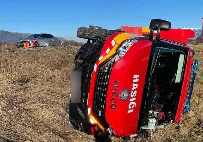 Vážna nehoda HASIČSKÉHO AUTA! Mierilo k požiaru, prevrátilo sa do potoka! Hasiči skončili RANENÍ: Desivé detaily nešťastia