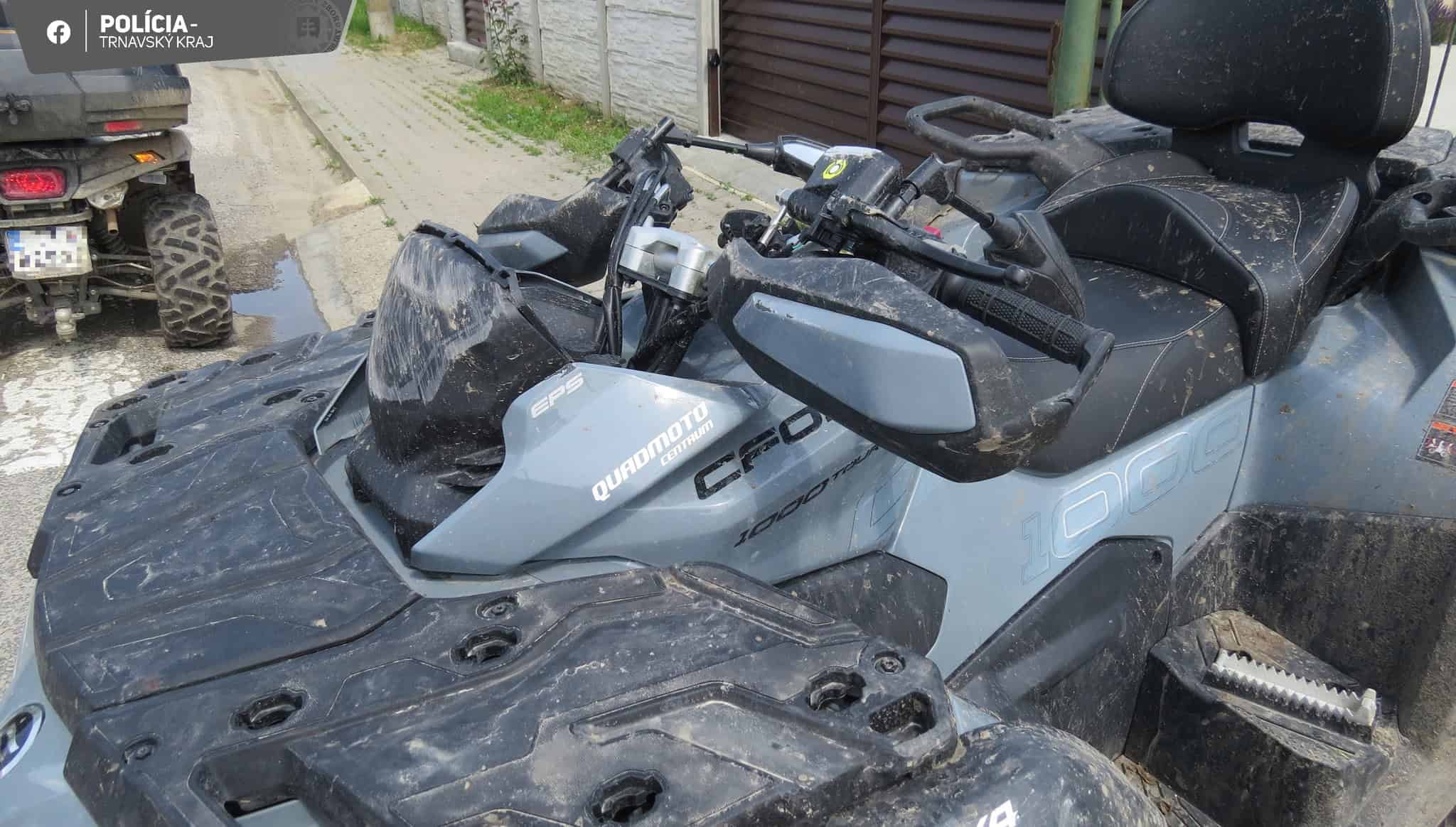 Kamaráti sa zrazili na štvorkolkách. Jeden z nich skončil v nemocnici