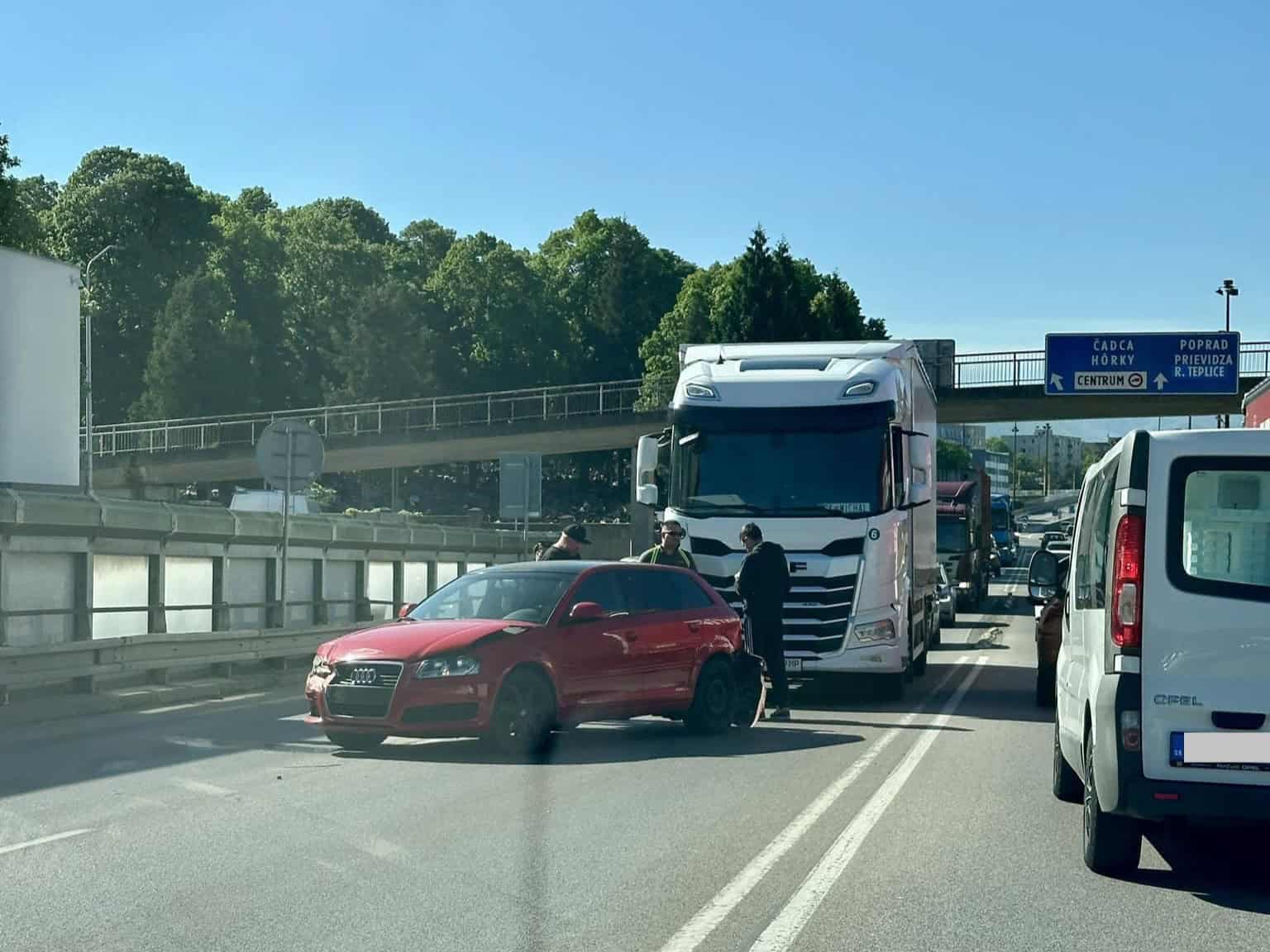 AKTUÁLNE FOTO DOPRAVA v meste KOLABUJE! Nehoda, uzavreté tunely, obrovské kolóny a dlhé meškanie spojov