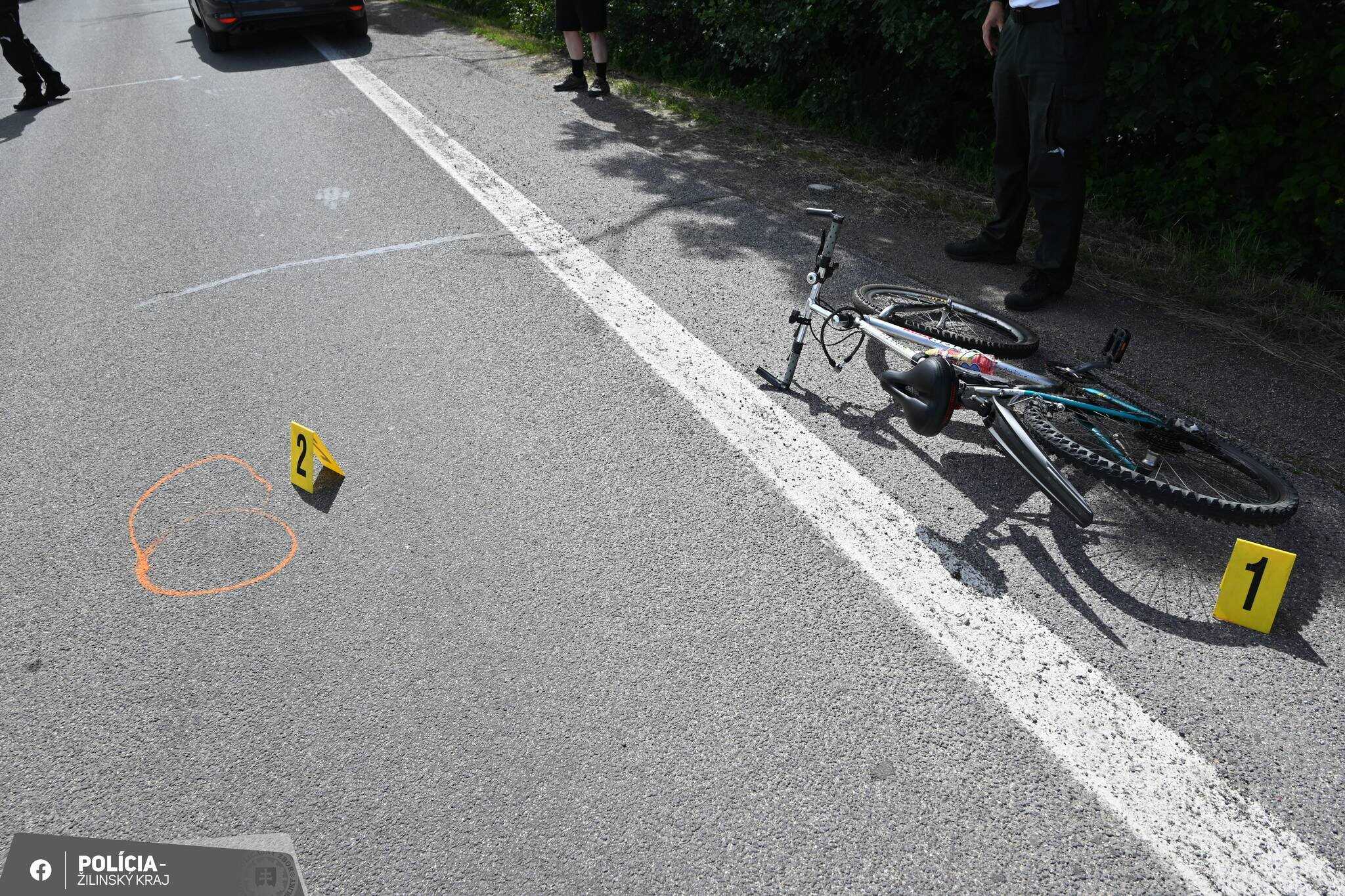 VÁŽNA NEHODA FOTO Opitý CYKLISTA spadol na autobus!