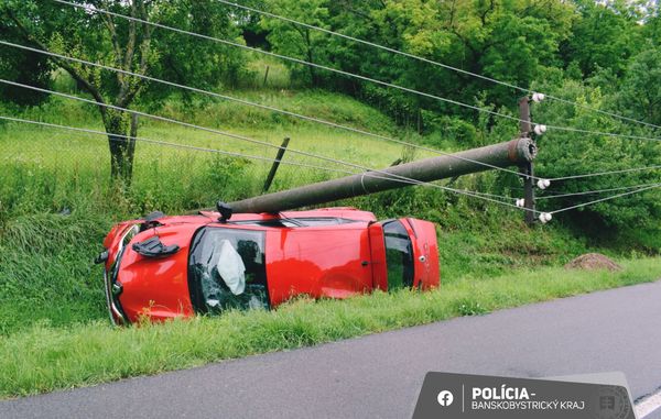Vodička mala obrovské šťastie! Na jej auto spadol elektrický stĺp, ona sa zranila len ľahko