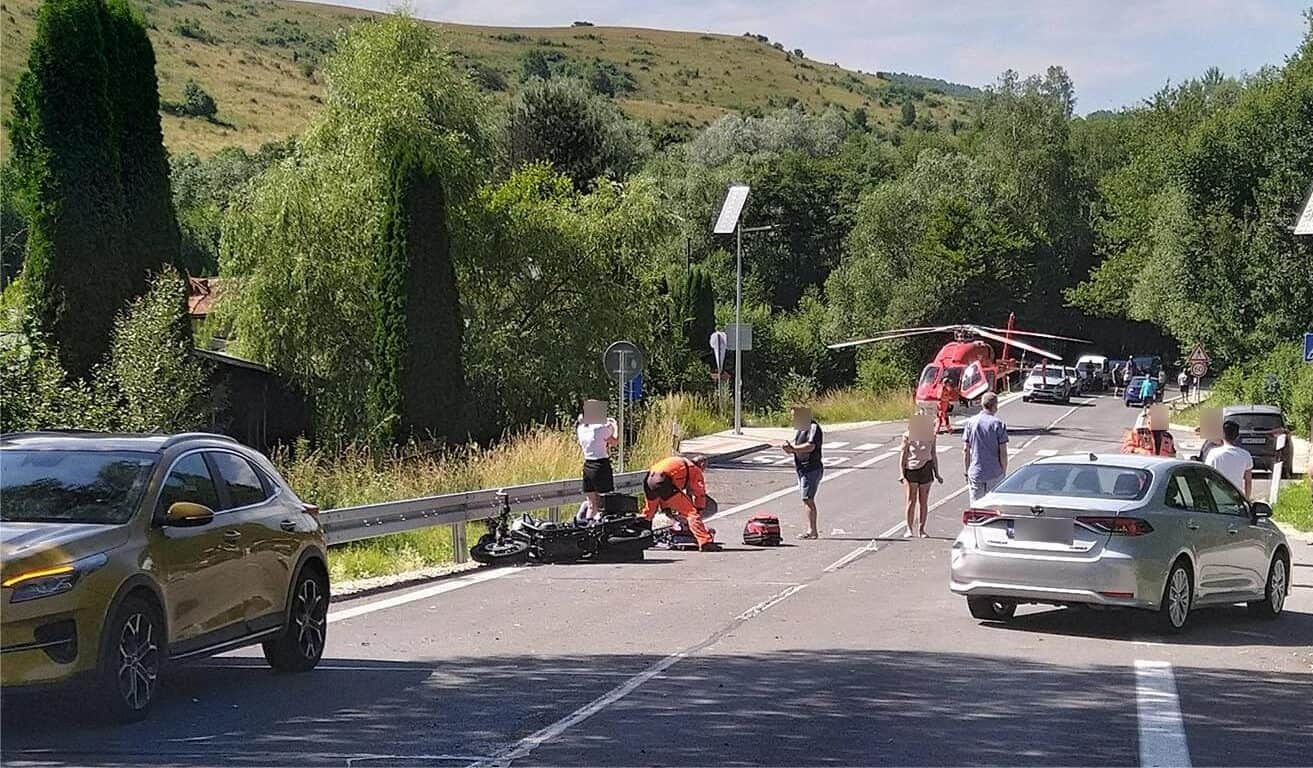 AKTUÁLNE FOTO VÁŽNA NEHODA Motorkár sa zrazil s autom! Na mieste pristal VRTUĽNÍK! Cesta je uzatvorená