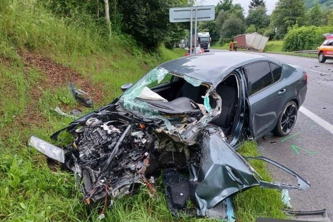 AKTUÁLNE FOTO Brutálna zrážka s KAMIÓNOM! Osobné auto je úplne na ŠROT: Doprava je obmedzená