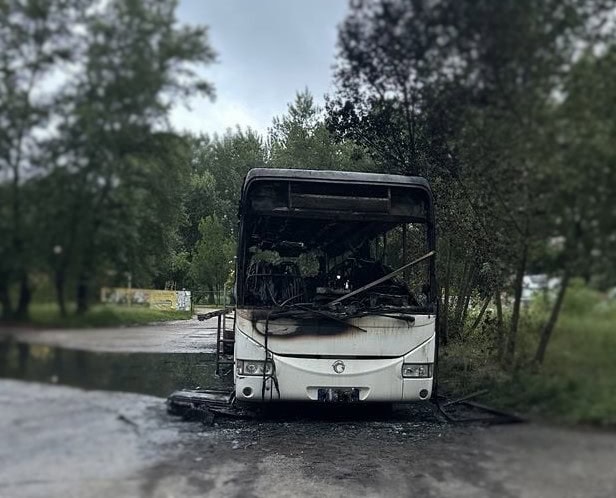 V bratislavskej Petržalke horel zaparkovaný autobus
