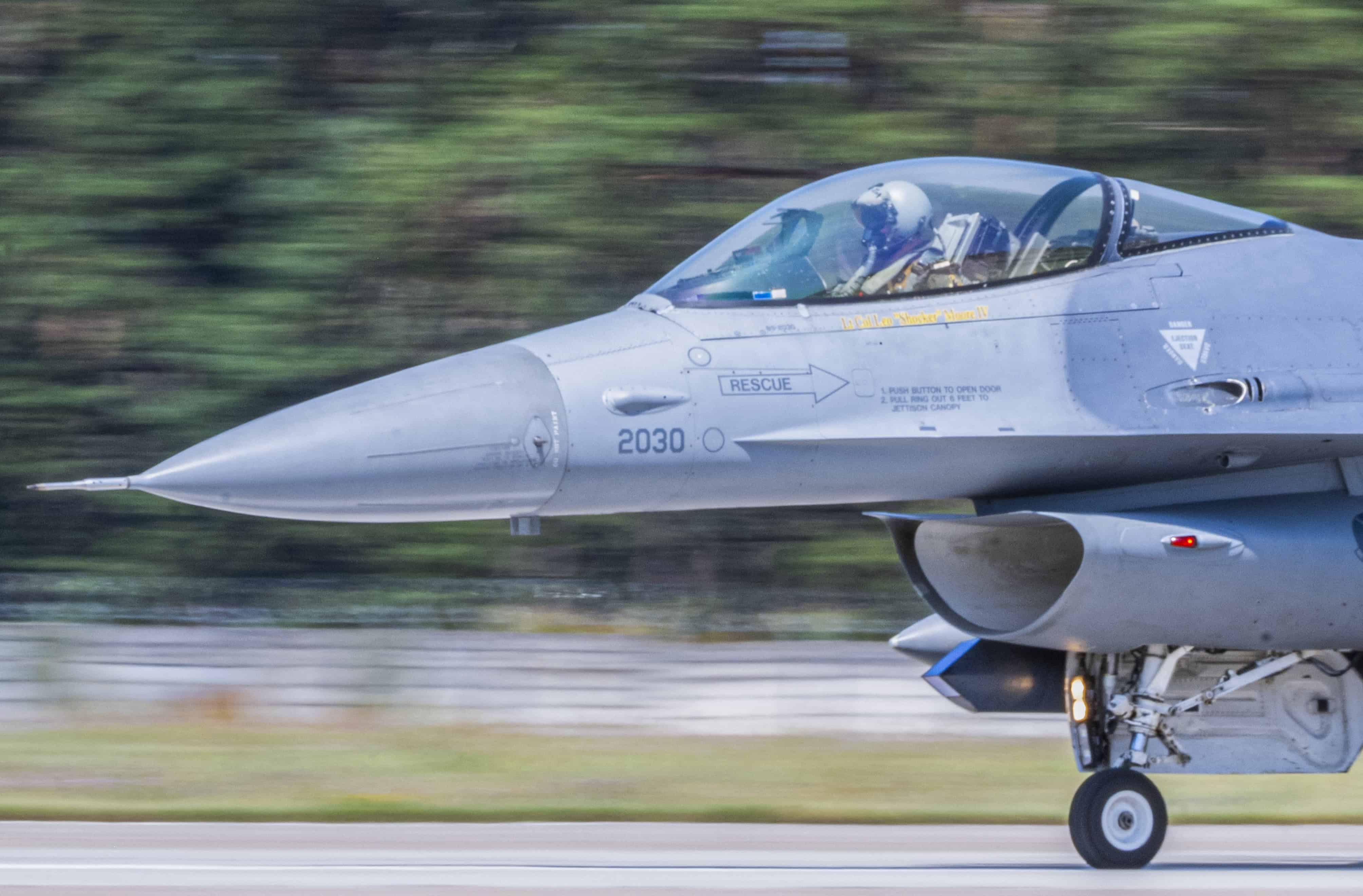 Prílet troch nových stíhačiek F-16 na Slovensko zrušili, dôvodom je nepriaznivé počasie