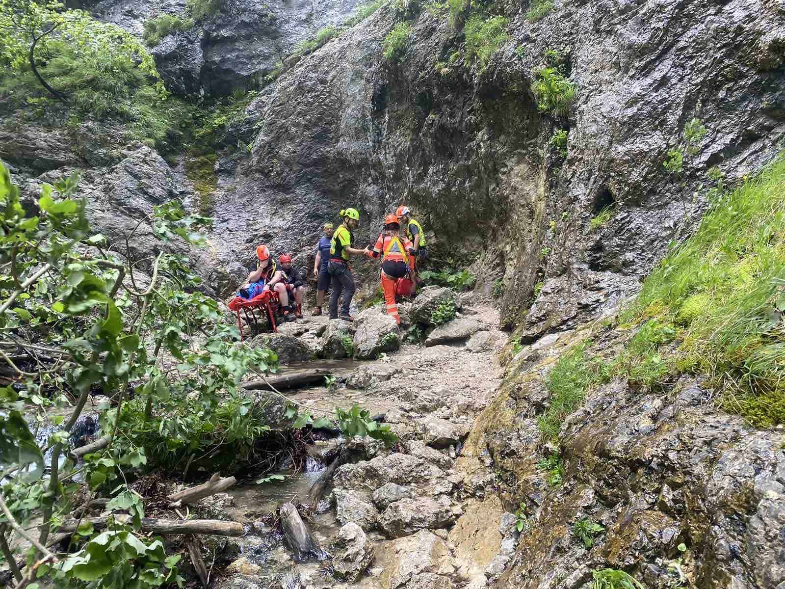 FOTO Horskí záchranári pomáhali mužovi s úrazom nohy: Vrtuľníkom ho potom odviezli do nemocnice