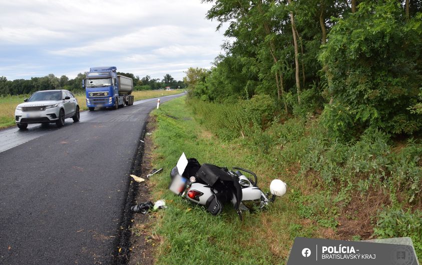 Motorkárka nezvládla zákrutu. So zraneniami skončila v nemocnici