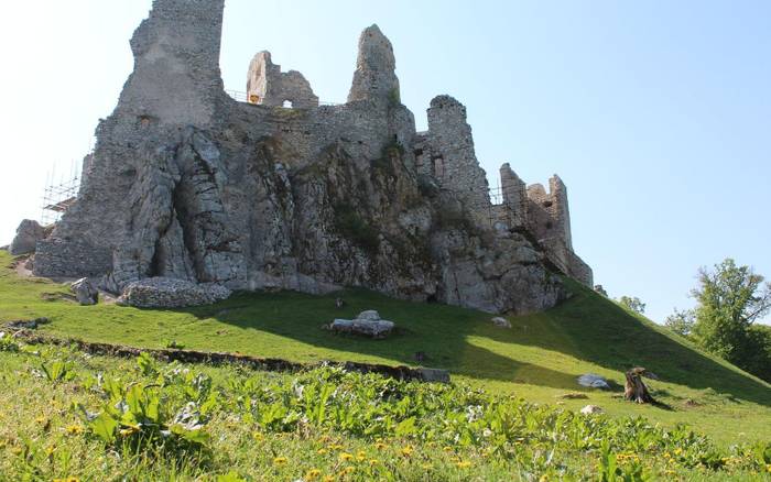 V Ladiciach začali s rekonštrukciou oporného múra. Hrozil zosuv cesty