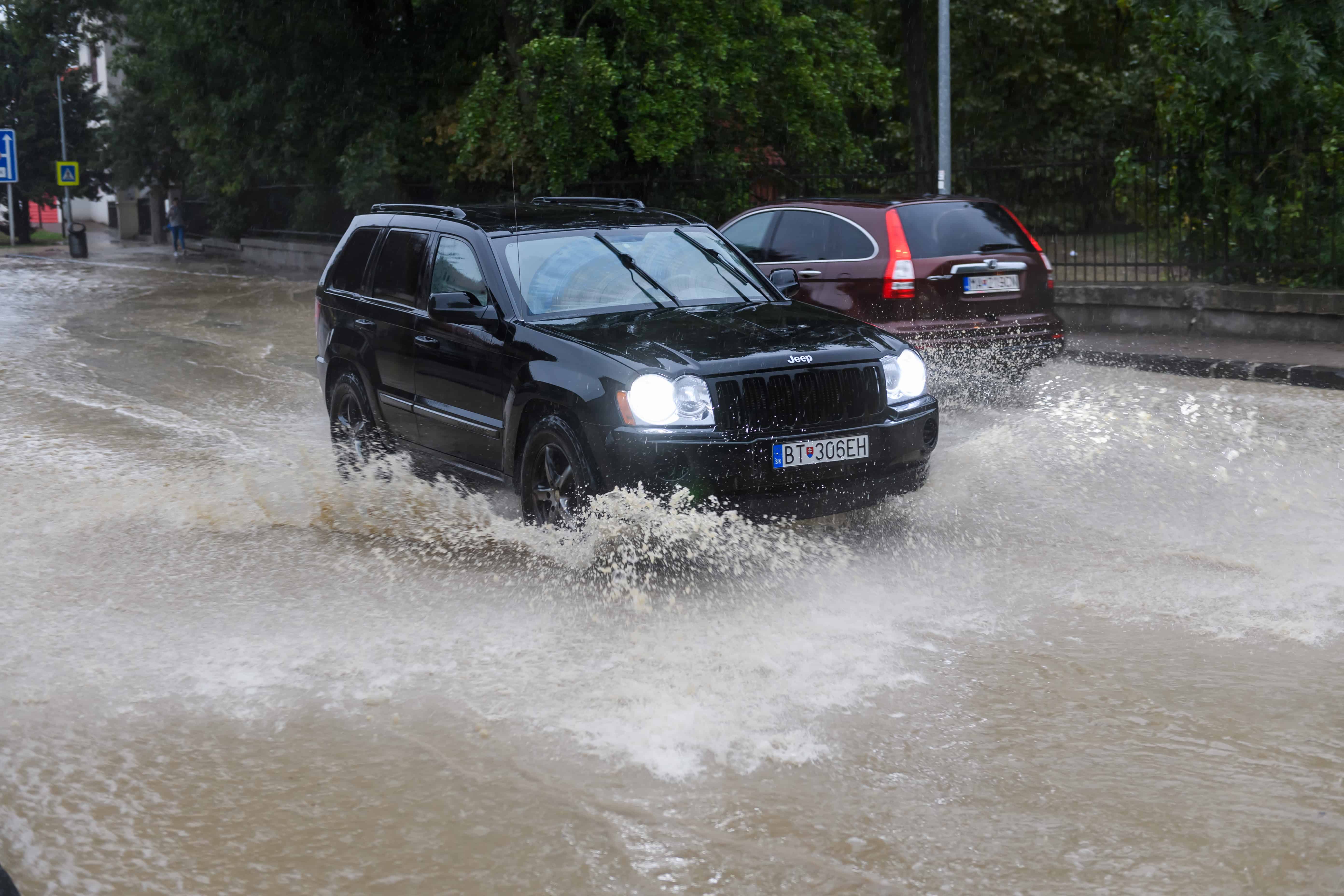 SHMÚ vyhlásil najvyšší stupeň výstrahy pred povodňou: Zvolen a Veľký Krtíš v ohrození, hrozia záplavy a silné zrážky