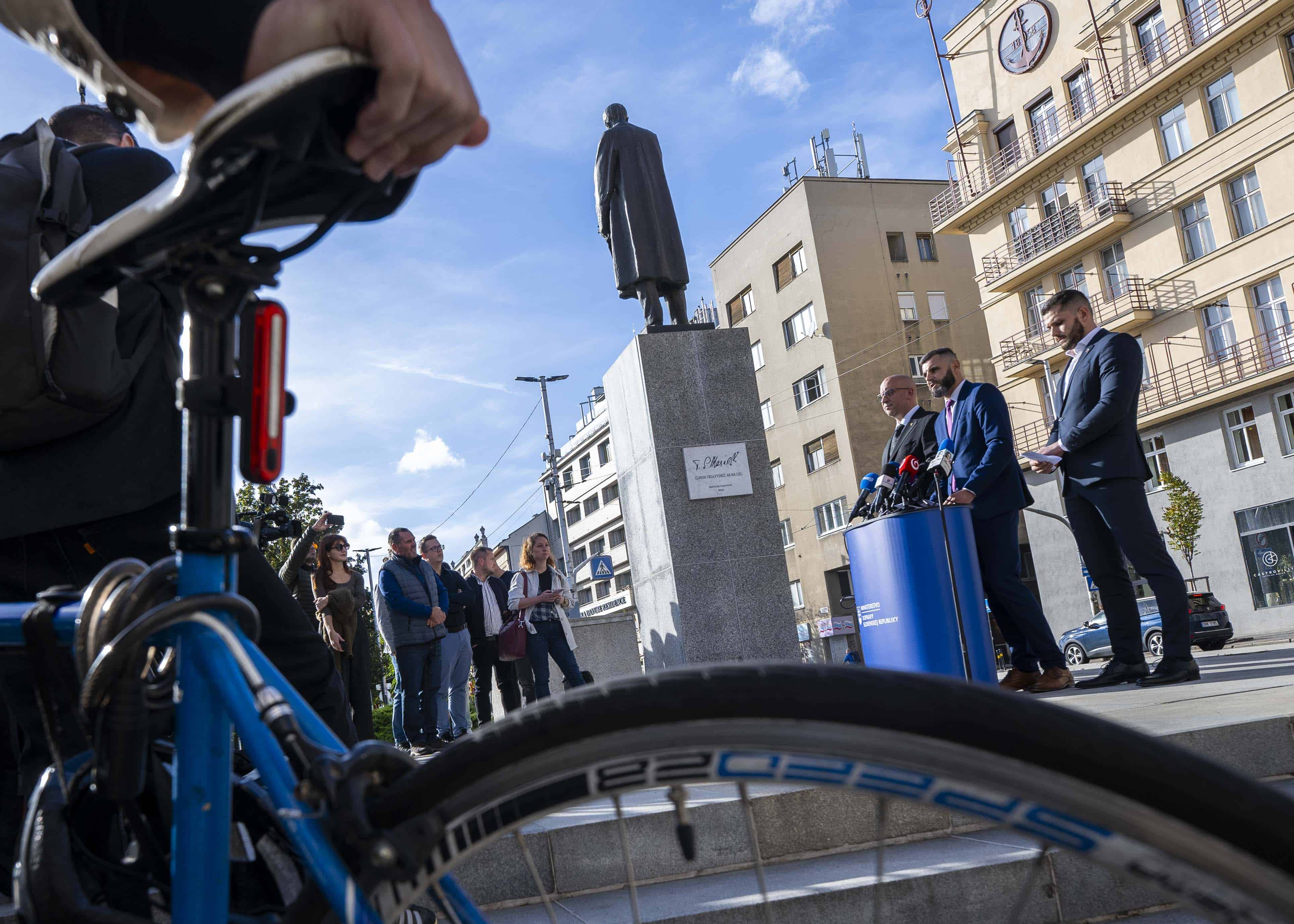 Kontroverznú cyklotrasu na Vajanského nábreží v Bratislave štát prikázal upraviť! Primátor reaguje