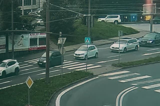 VIDEO DESIVÁ NEHODA Na priechode pre chodcov auto zrazilo malého CHLAPCA! Odhodilo ho niekoľko metrov