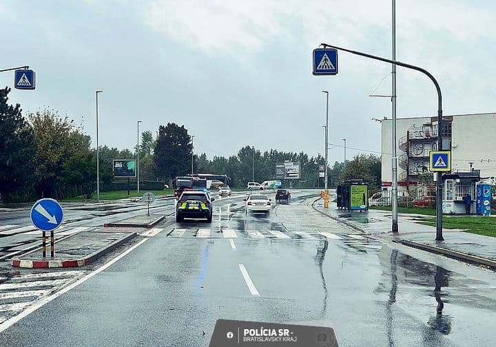 AKTUÁLNE FOTO Policajti na priechode zrazili chodkyňu! Skončila v nemocnici