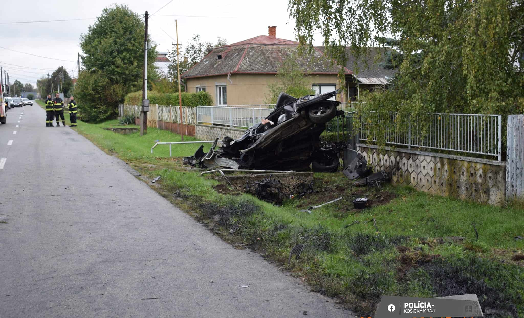 HRÔZOSTRAŠNÉ FOTO nehody! Auto sa roztrhlo na polovicu! Mladík má zázrakom iba ľahké zranenia