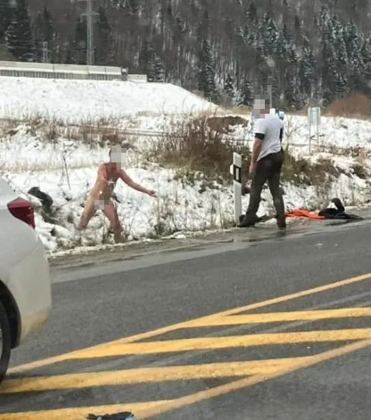 AKTUÁLNE Vodiči, pozor! Po ceste behá nahý muž: Oblečenie leží na vozovke FOTO