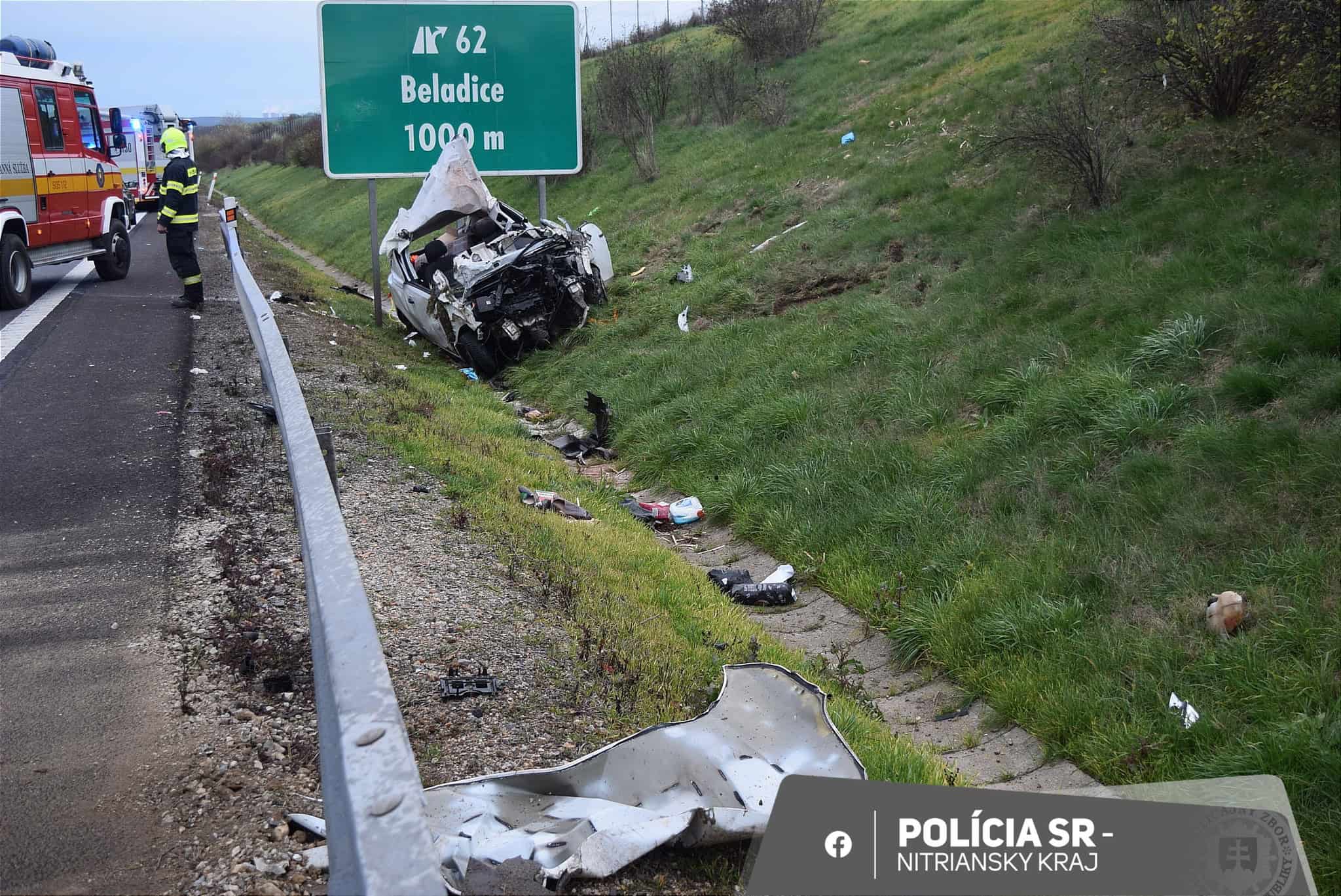 Auto preletelo ponad zvodidlá. Vodiča prevážal vrtuľník