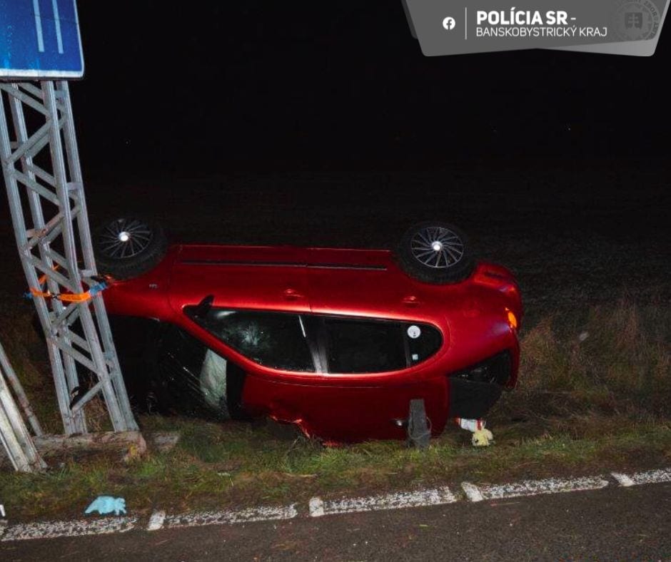 Pri dopravnej nehode neďaleko Tornale sa ťažko zranili dve osoby