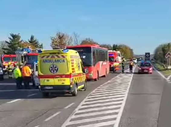 AKTUÁLNE VIDEO Zrazil sa autobus s kamiónom! Na mieste zasahujú všetky záchranné zložky