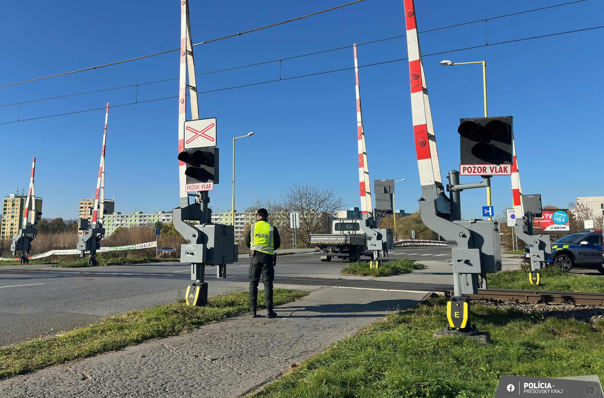Opitý vodič skončil s autom v koľajisku. Meškali dva vlaky