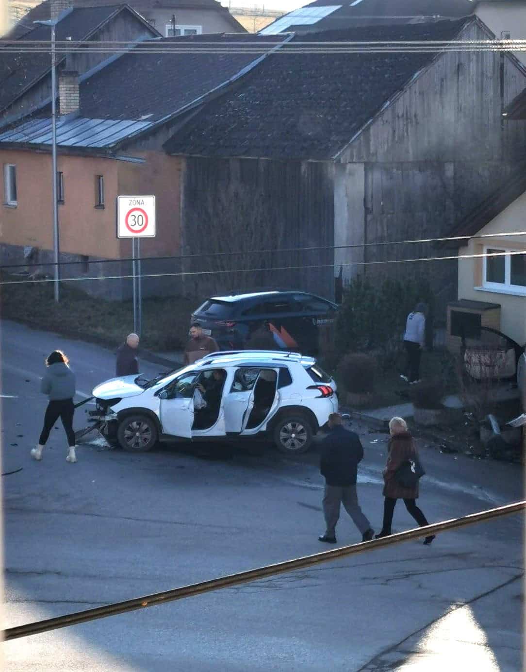 AKTUÁLNE FOTO VÁŽNA NEHODA Po zrážke áut jedno vpálilo do rodinného DOMU! Hlásia zranených: Zasahujú záchranné zložky
