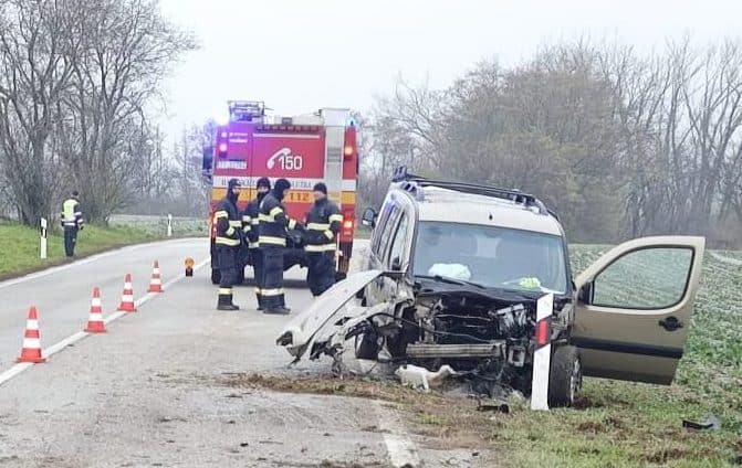 AKTUÁLNE FOTO BRUTÁLNA NEHODA Náraz bol taký silný, že motor VYMRŠTILO z auta! Hlásia vážne zranenia: Desivé detaily