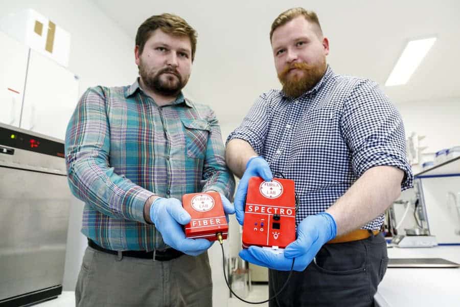 Slovenskí vedci, bratia Daniel Furka (vľavo) a Samuel Furka (vpravo), ktorí vyvinuli prístroj Quantum. Zdroj: TASR/Dano Veselský