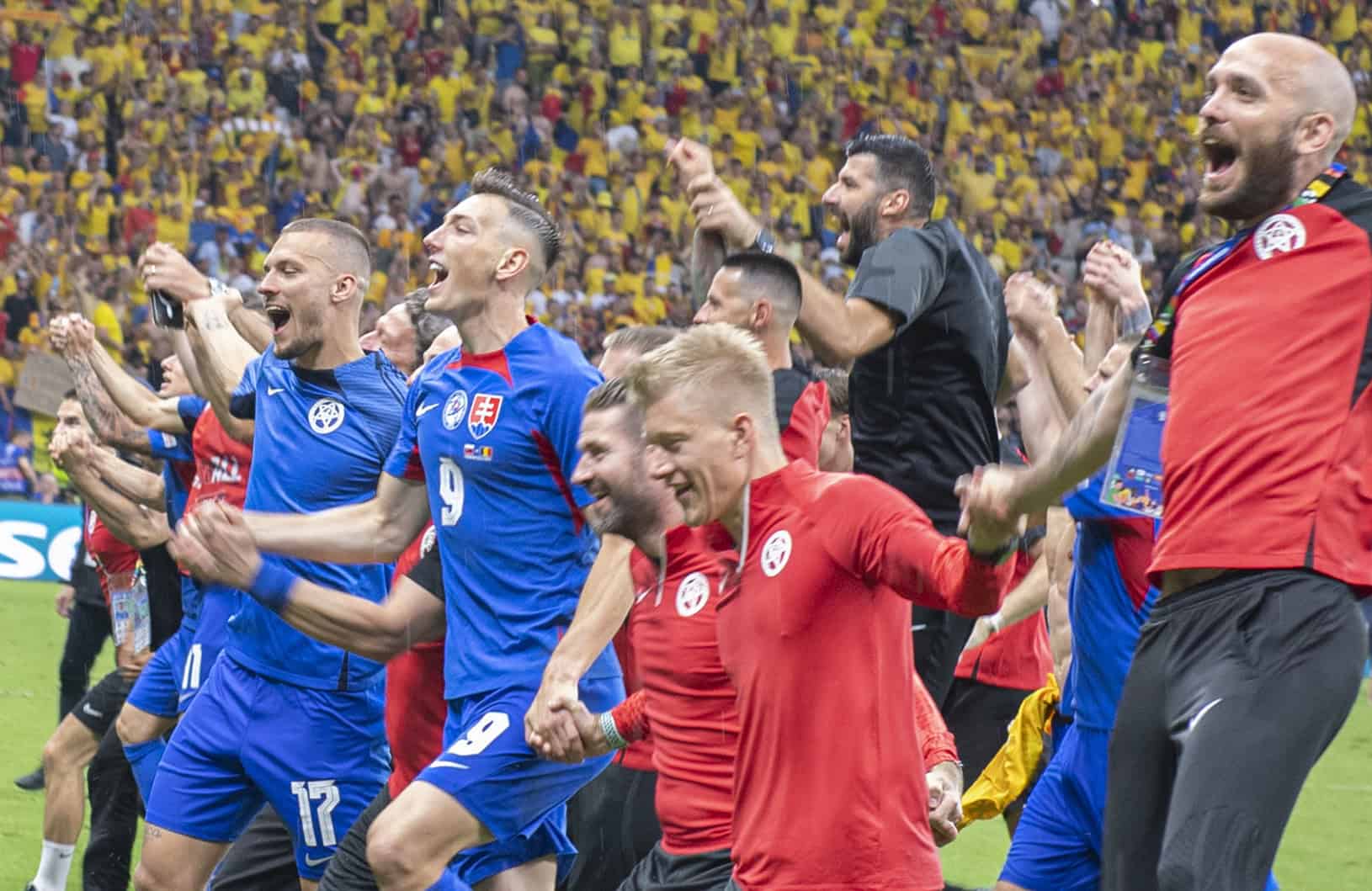 Slovenskí futbalista sa radujú po zápase s Rumunskom. Zdroj: TASR/Martin Baumann