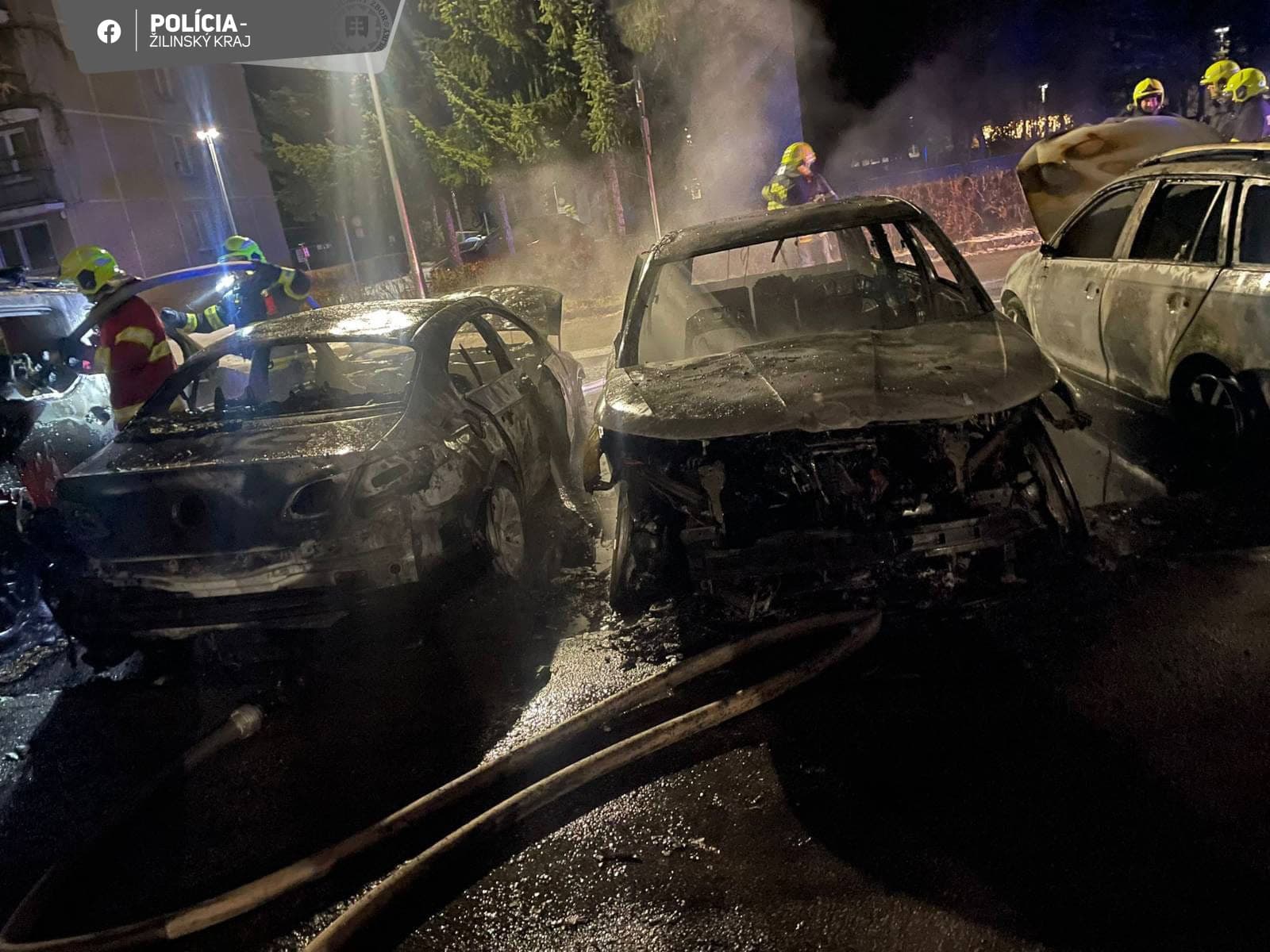 VEĽKÝ POŽIAR Na parkovisku horelo 8 áut! Škody sú obrovské