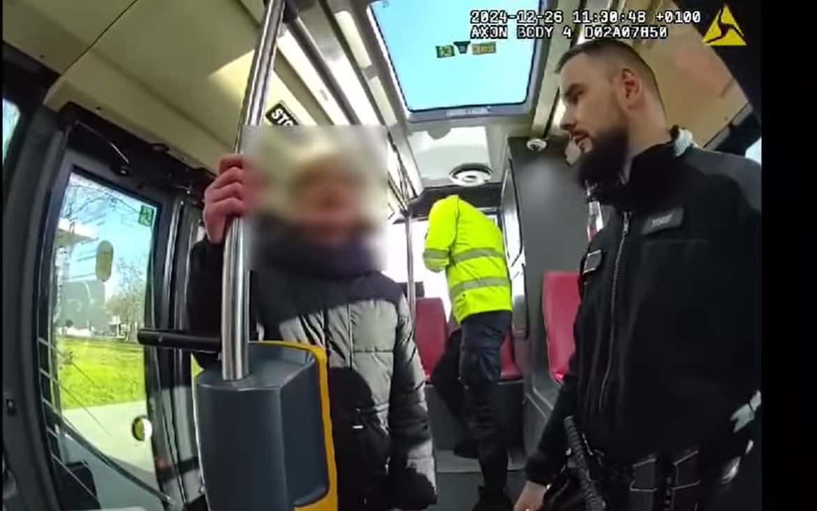 ŠOKUJÚCE VIDEO Žena v MHD udierala len 5-ročné DIEVČATKO päsťami do hlavy! To ani zďaleka nebolo všetko