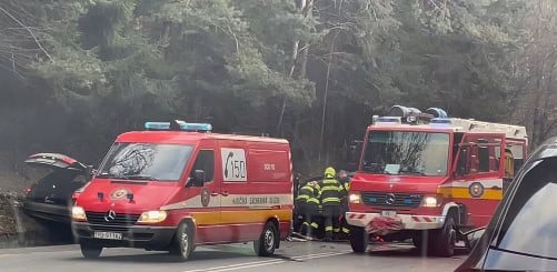AKTUÁLNE VIDEO DESIVÁ NEHODA Po zrážke z áut ostal iba šrot! Zasahujú 3 sanitky, hlásia ranených
