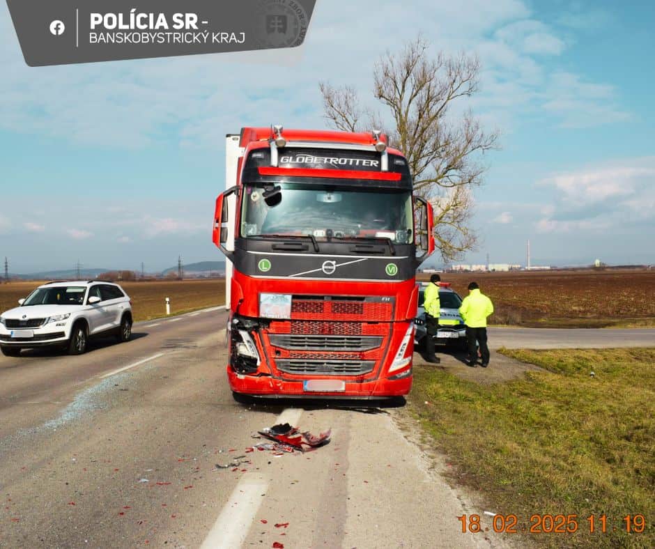 Na ceste pri obci Včelince sa zrazil kamión s osobným autom. Zranil sa jeden človek