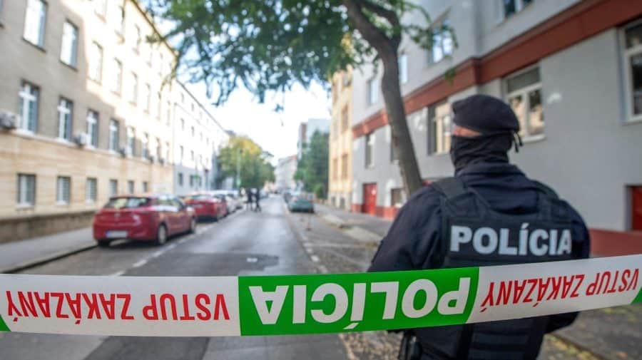 Dráma v Krupine: Muž utrpel ťažké zranenia po útoku sekerou, polícia podozrivého zadržala