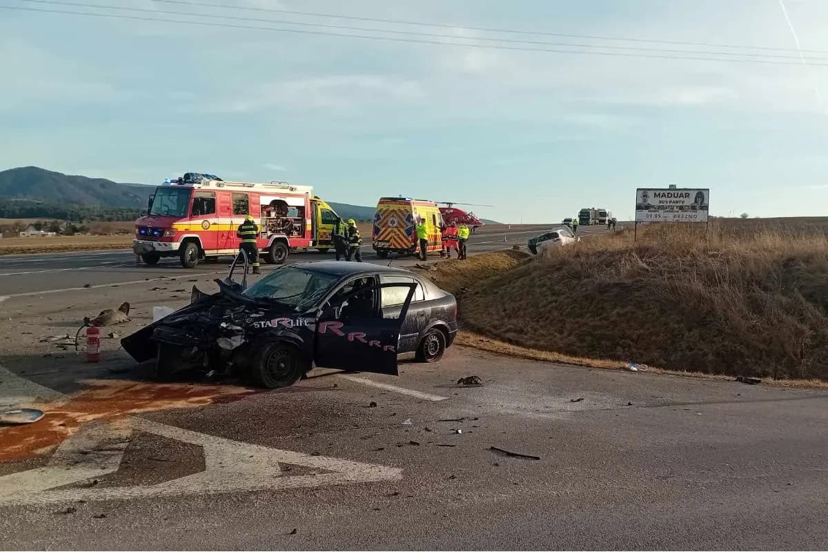 AKTUÁLNE FOTO ŤAŽKÁ NEHODA Na mieste zasahuje vrtuľník a 4 sanitky! Ranených je až 7 ľudí