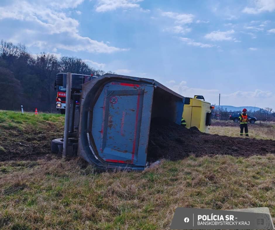 Nákladiak skončil mimo cesty. Dôvodom bola roztrhnutá pneumatika