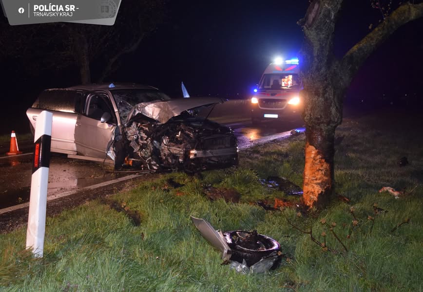 Opitý vodič nezvládol na rovnej ceste riadenie, narazil do stromu