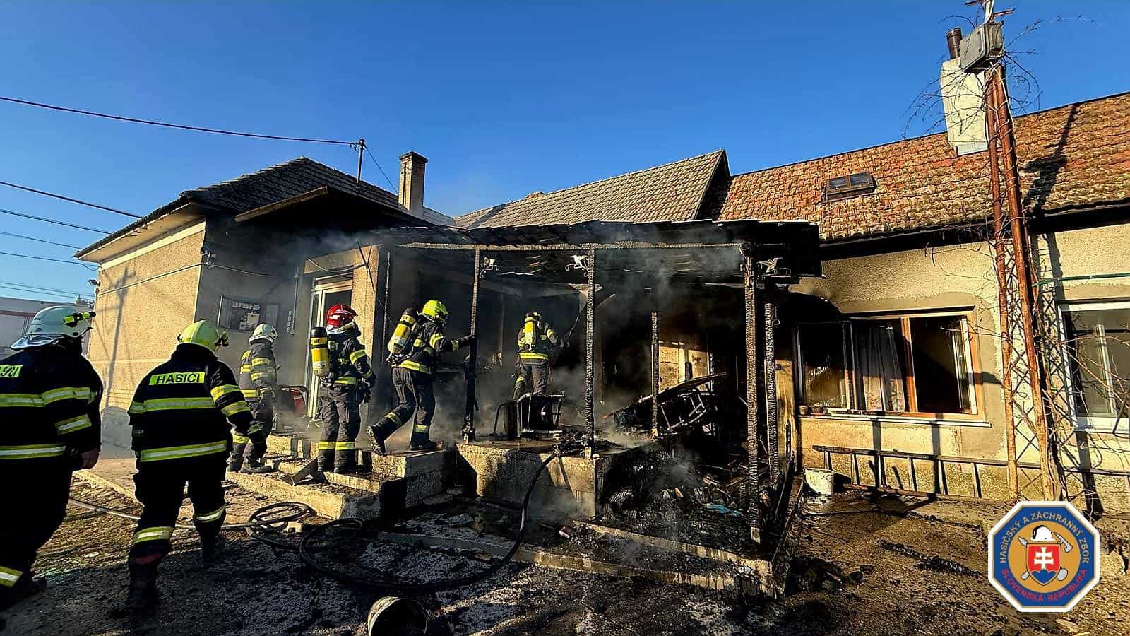 Hasiči zasahovali pri požiari dreveného prístreška v Dunajskom Klátove