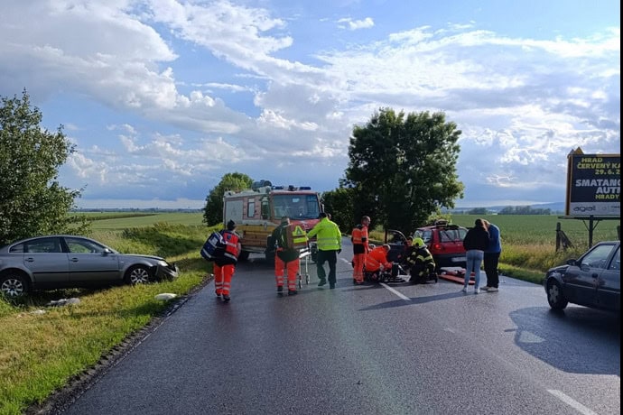 VÁŽNA NEHODA Pri zrážke dvoch áut zasahoval VRTUĽNÍK! Vodiči skončili v nemocnici