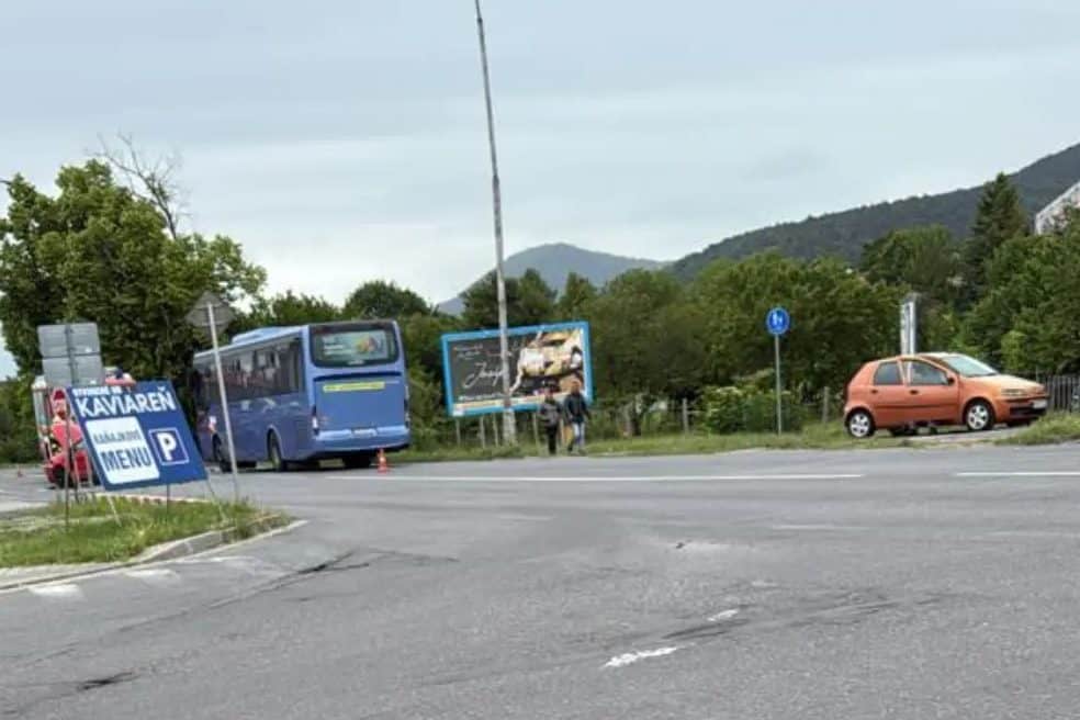 AKTUÁLNE FOTO DESIVÁ NEHODA Havaroval autobus! Zasahujú záchranné zložky: Cesta je úplne neprejazdná