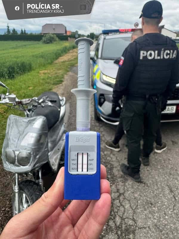 Mladík jazdil na motocykli bez evidenčného čísla, dokladov a pod vplyvom drog