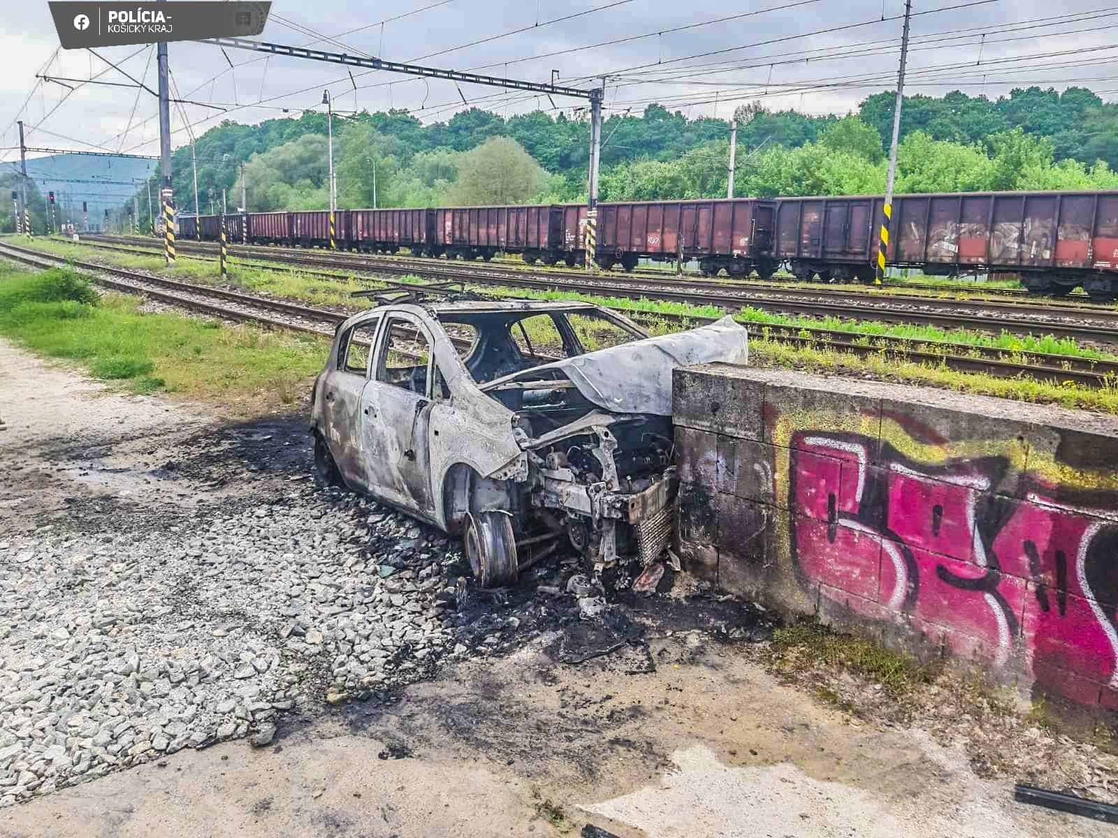 Opitý muž autom narazil do betónového múru. Skončil v cele