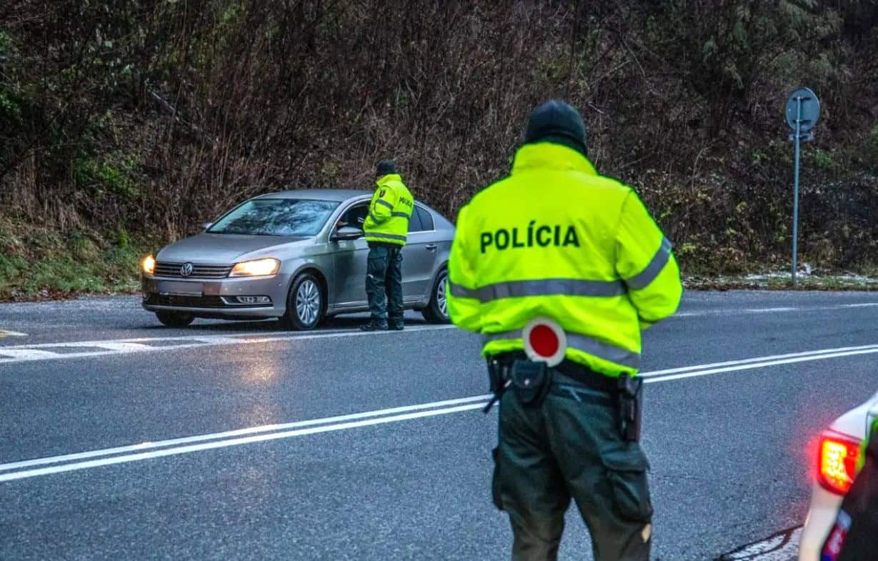 FOTO Polícia vo Vrábľoch zadržala vodiča pod vplyvom drog, jazdil aj napriek zákazu
