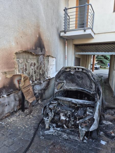 V Nitre horelo auto aj fasády dvoch bytových domov