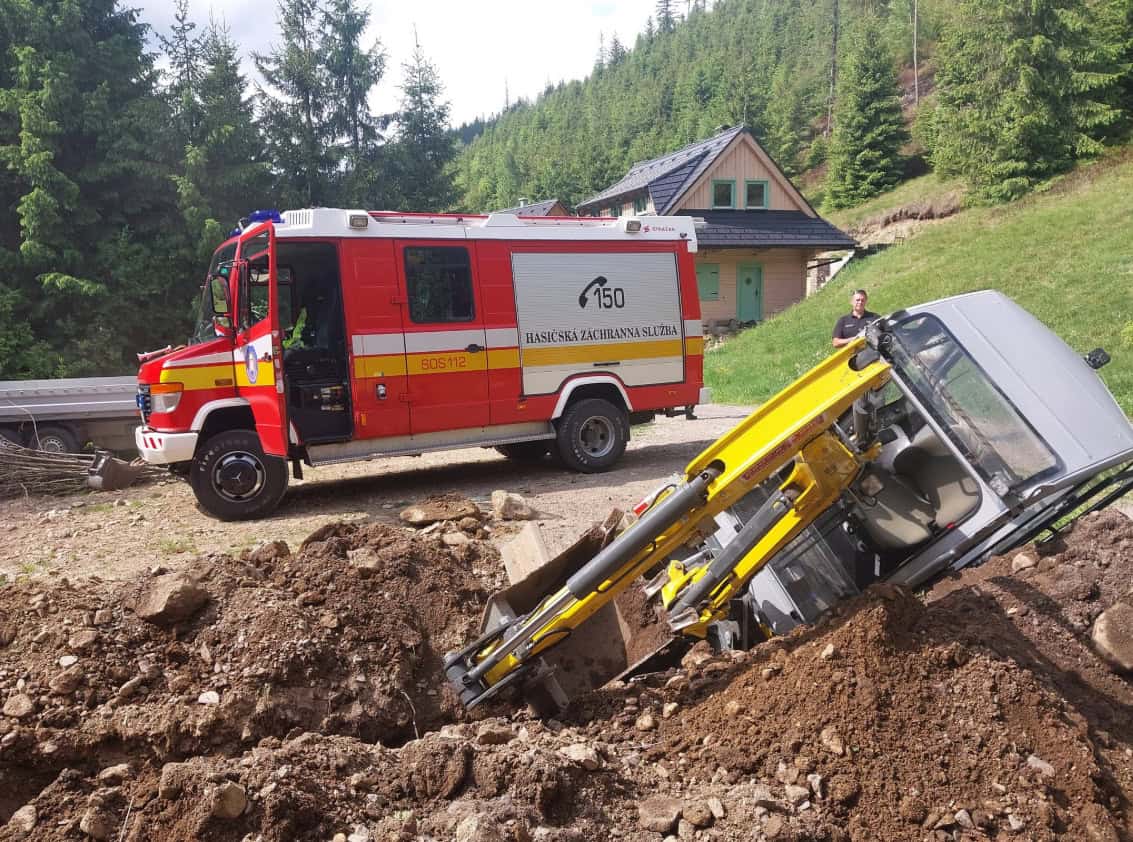 AKTUÁLNE DRÁMA PRI PRÁCACH Prevrátil sa TRAKTOR aj BAGER! Na pomoc robotníkom vyslali všetky záchranné zložky